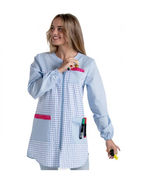 BATA DE MAESTRA DE CUADROS CON TEJIDO VICHY Y DETALLES DE LETRAS.