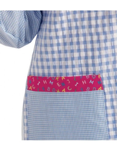 BATA DE MAESTRA DE CUADROS CON TEJIDO VICHY Y DETALLES DE LETRAS.