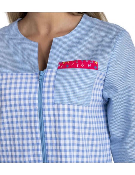 BATA DE MAESTRA DE CUADROS CON TEJIDO VICHY Y DETALLES DE LETRAS.