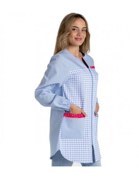 BATA DE MAESTRA DE CUADROS CON TEJIDO VICHY Y DETALLES DE LETRAS.