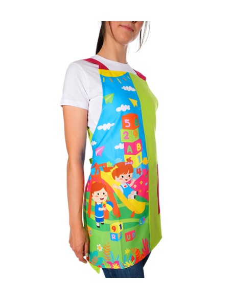 ESTOLA DE MAESTRA CON NIÑOS DIVIRTIENDOSE EN EL COLUMPIO DEL PARQUE