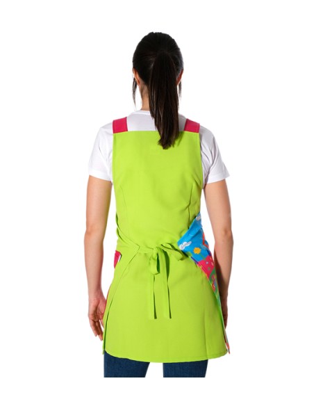 ESTOLA DE MAESTRA CON NIÑOS DIVIRTIENDOSE EN EL COLUMPIO DEL PARQUE