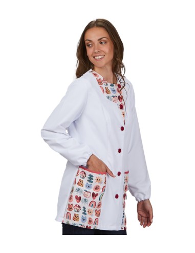 BATA DE MAESTRA COLOR BLANCO CON ANIMALES DE COLORES.